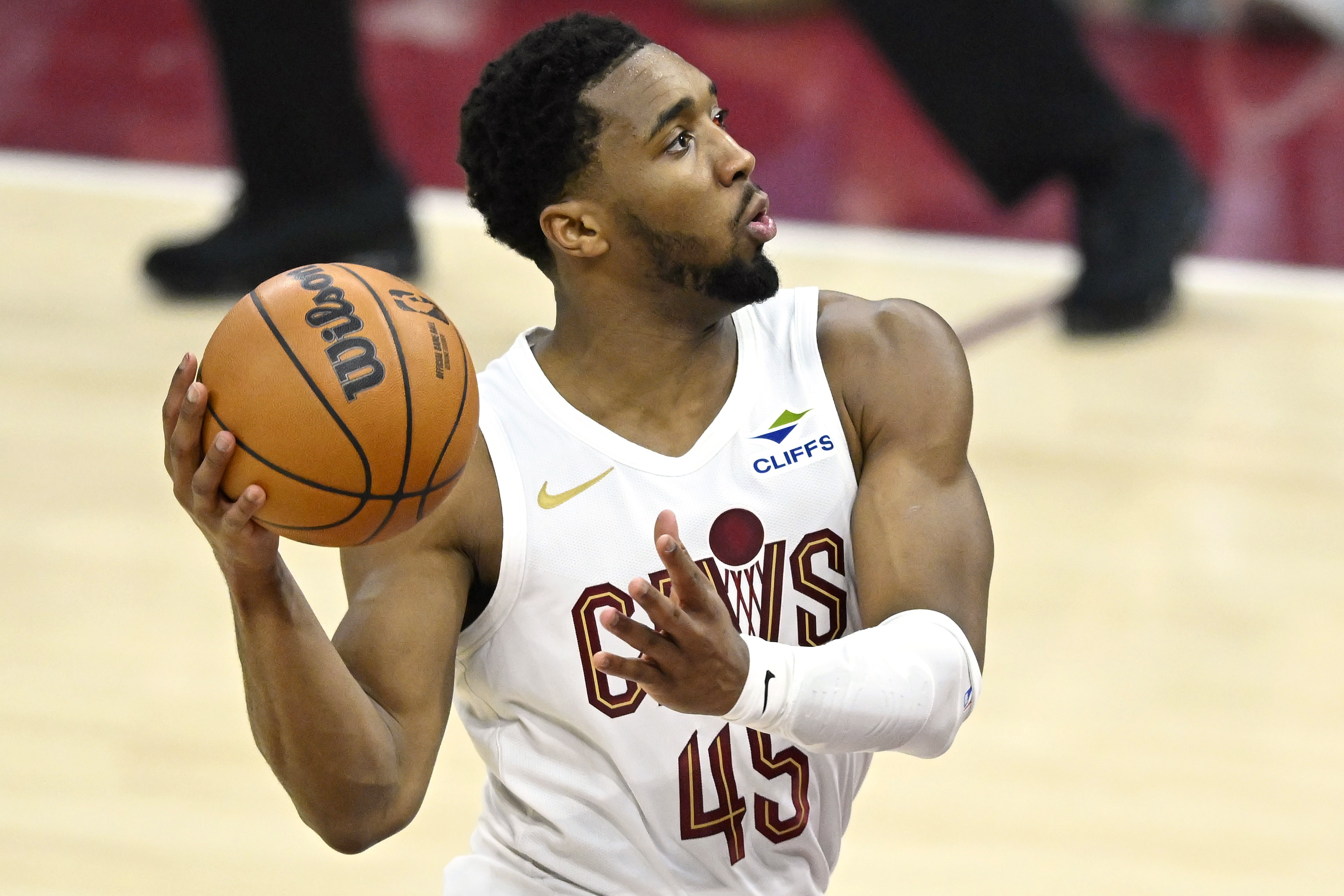 开云体育下载-米球王！米切尔18投10中&amp;罚球12中11 砍34分2板5助1断&amp;正负值+11