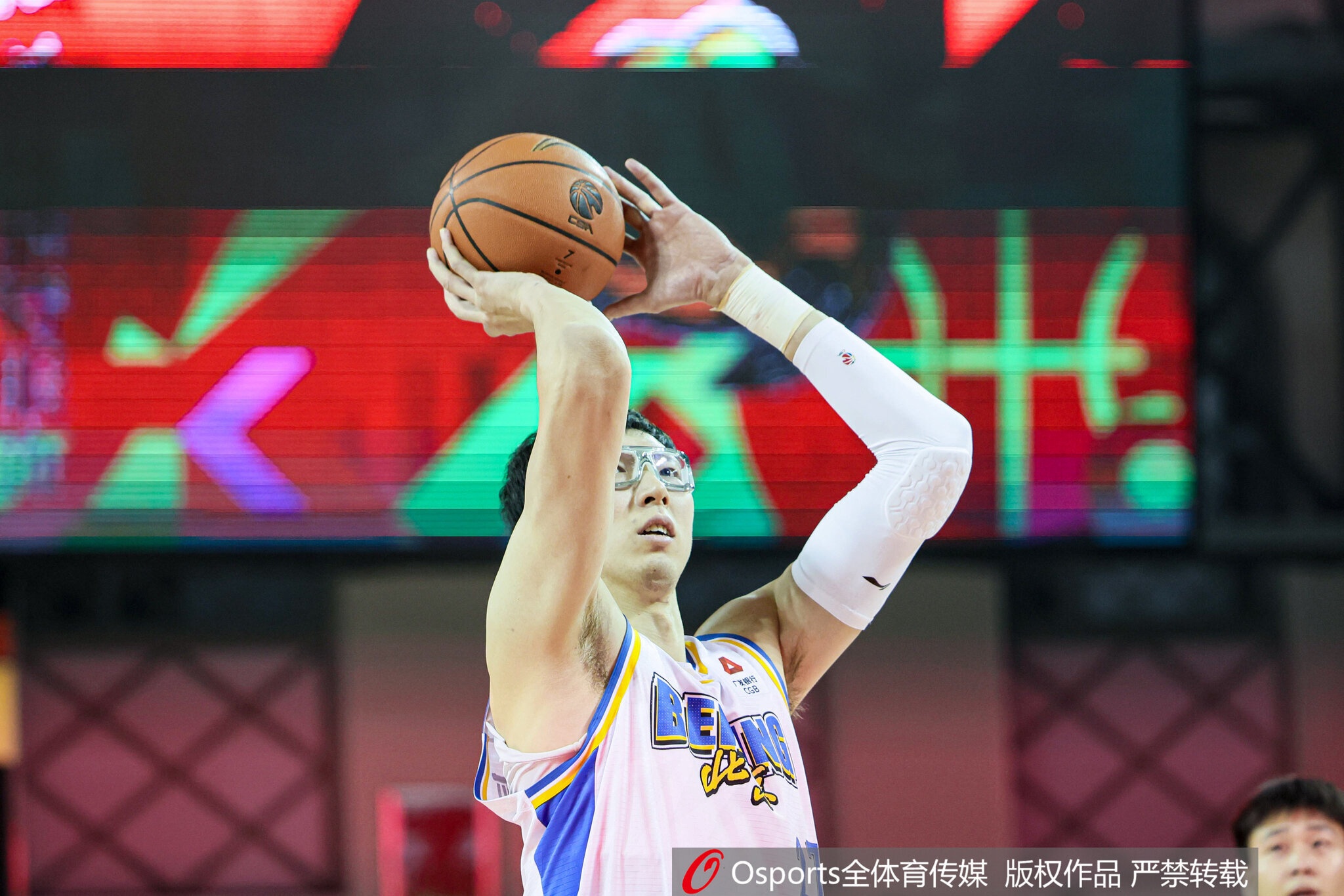 开云体育-状态火热！周琦半场7中6高效拿下13分7板2帽 前6投全中